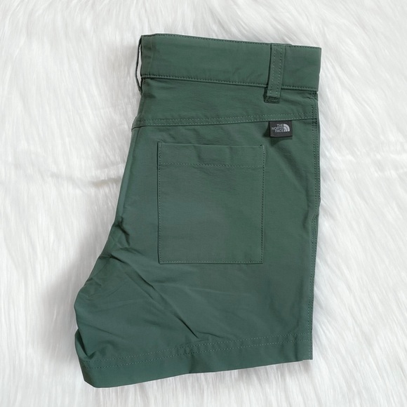 The North Face Girl’s Parker Shorts In Duck Green - Picture 6 of 7